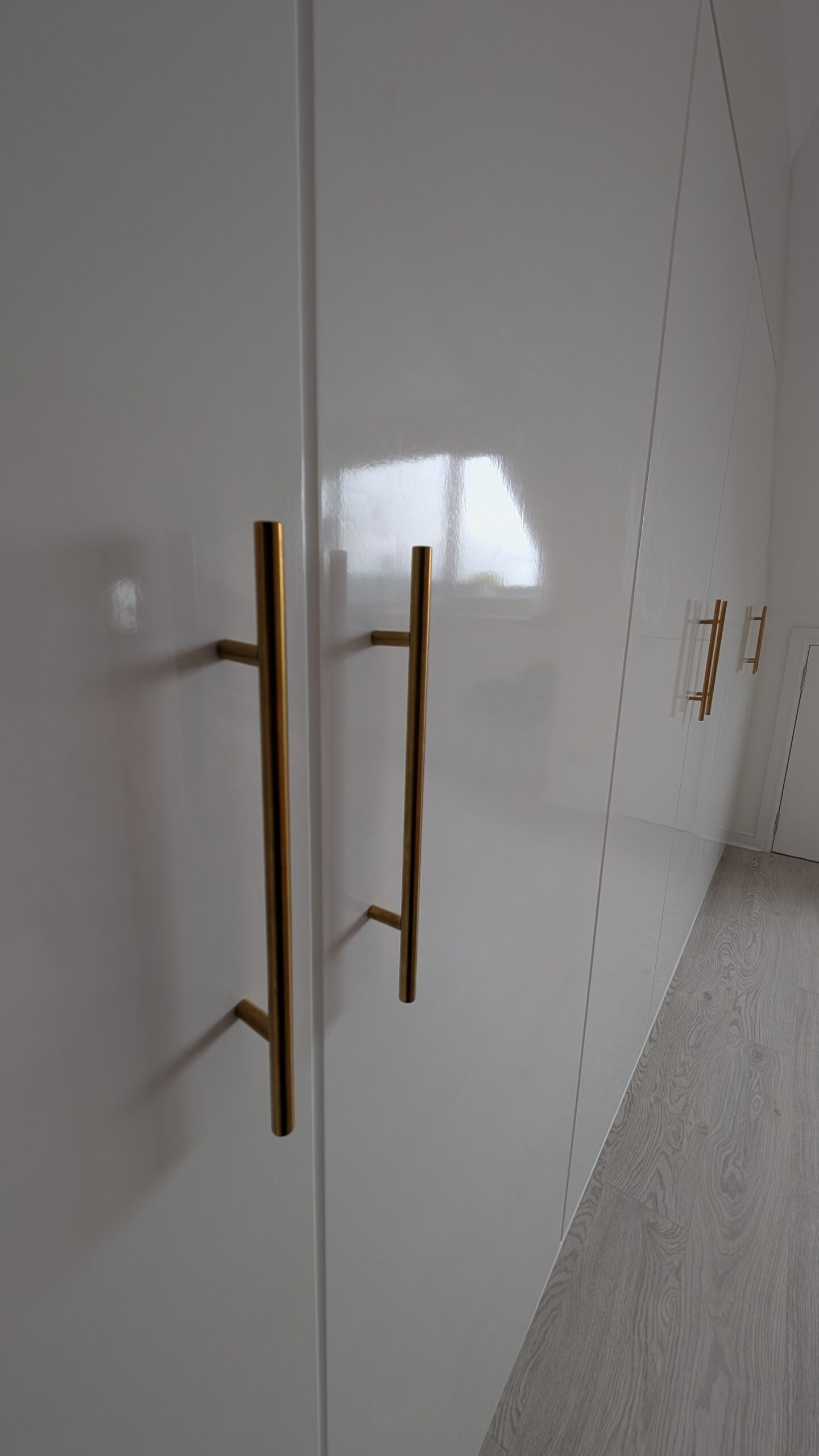 Custom Built Bedroom Wardrobes Wrapped in CoverStyl’ Lacquered High Gloss White J4 - Professional Interior Wrapping Scotland