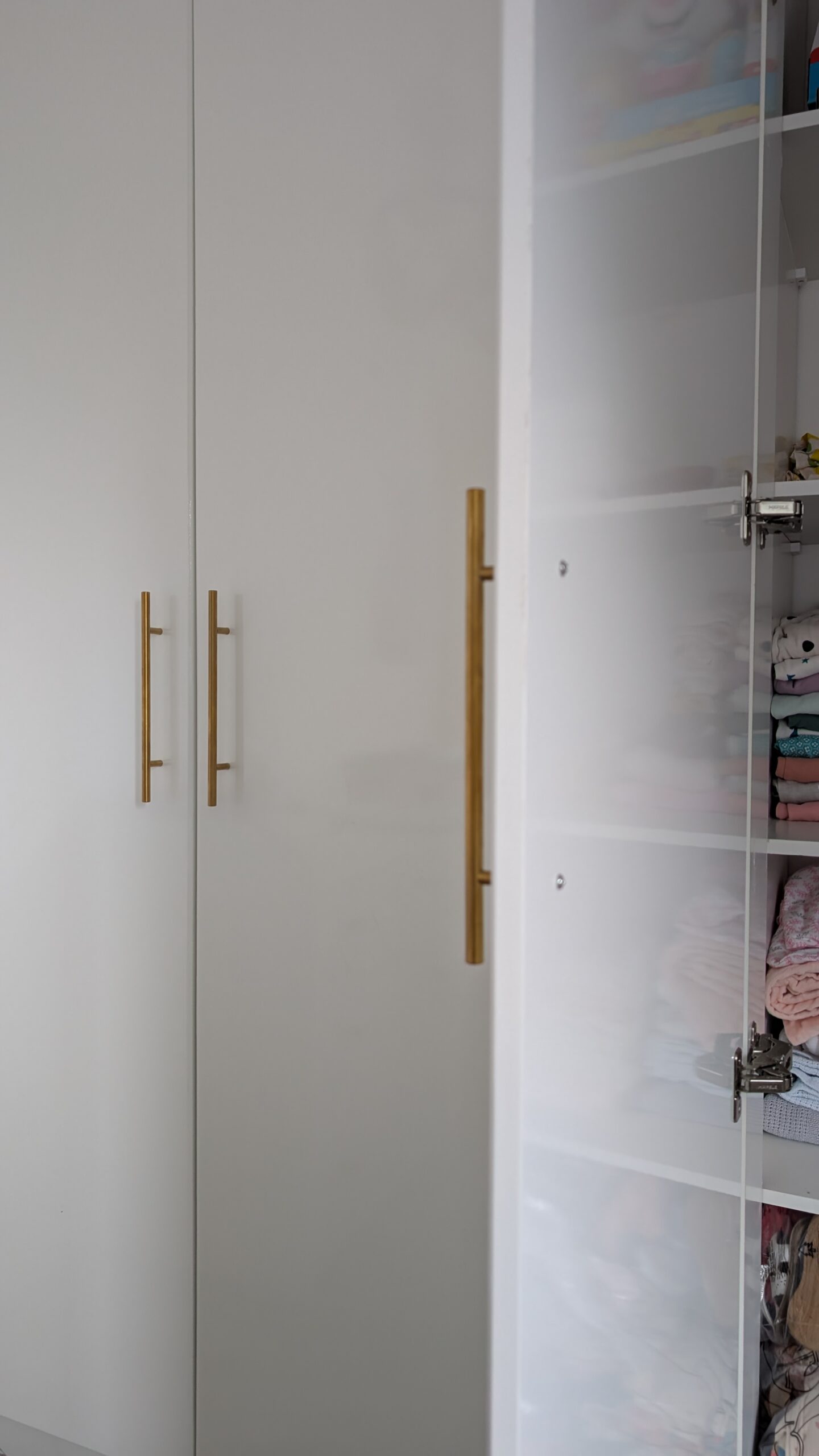 CoverStyl’ Lacquered High White Gloss Vinyl Bedroom Wardrobes Wrap – See how Architectural films can transform your space… Custom Built Bedroom Wardrobes Wrapped in CoverStyl’ Lacquered High Gloss White J4 - Professional Interior Wrapping Scotland