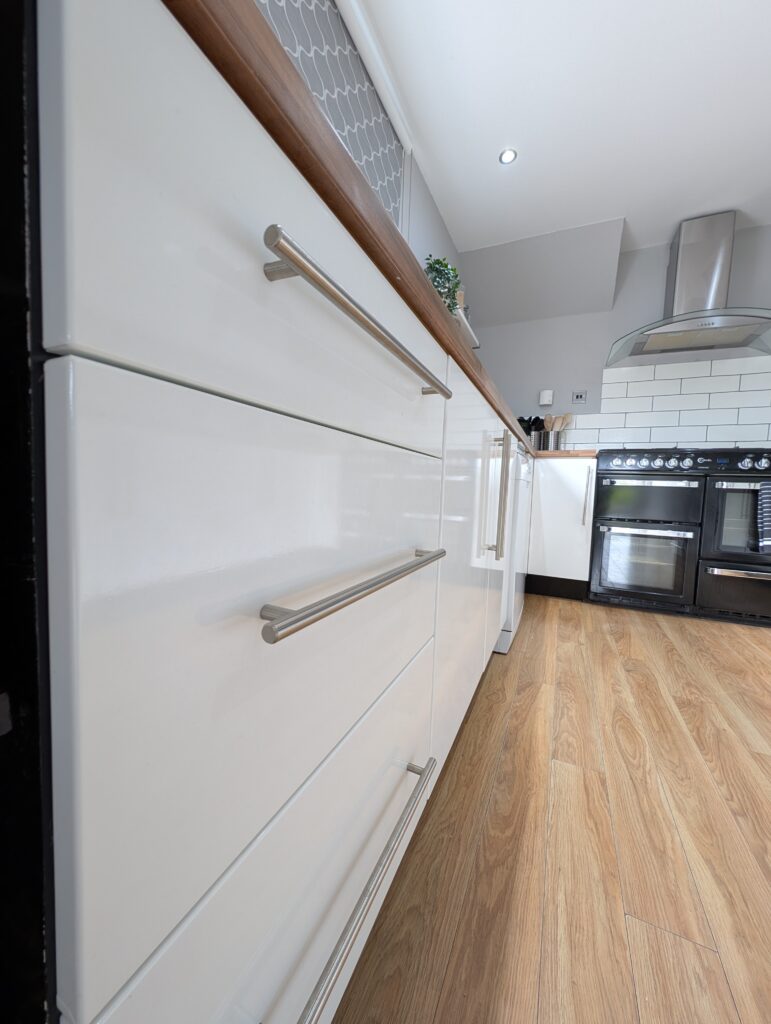 Modern Kitchen Units wrapped in CoverStyl’ Architectural High Gloss Lacquered White J4 - Professional Kitchen Wrap Scotland